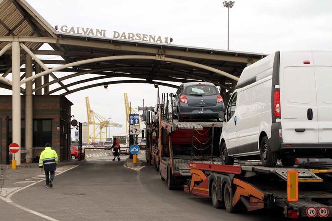 Si accascia in porto davanti ai colleghi e muore 