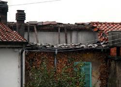 Torna a casa dal lavoro e trova il tetto crollato 