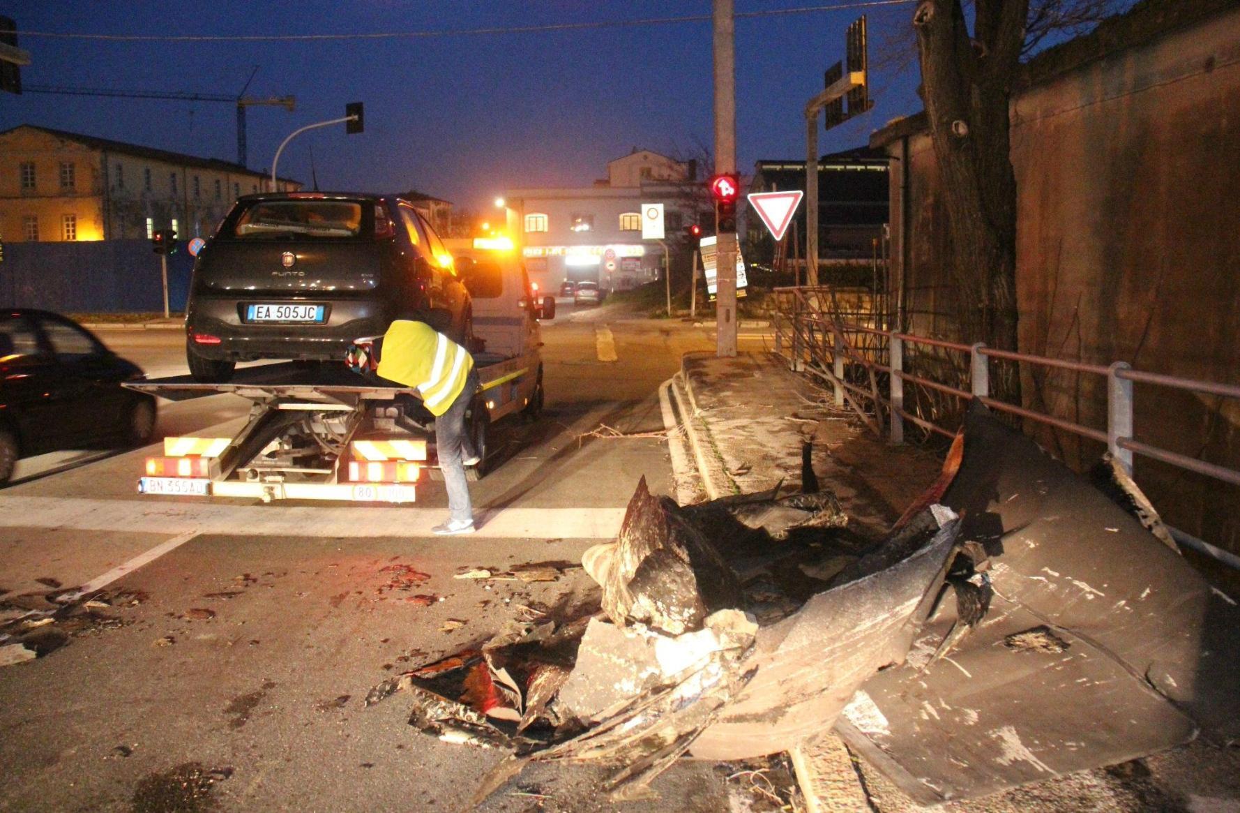 Vento a 108 km orari, porzione di tetto si abbatte su un'auto 
