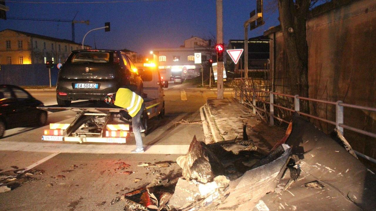 Vento a 108 km orari, porzione di tetto si abbatte su un'auto
