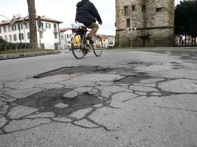 Operai al lavoro sulle buche ma la pioggia complica tutto 