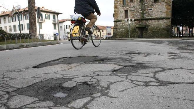 Operai al lavoro sulle buche ma la pioggia complica tutto