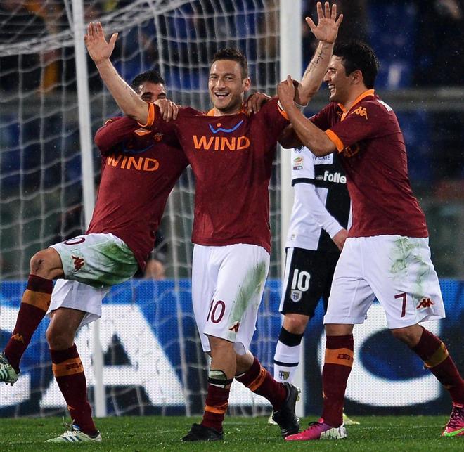 La Roma acciuffa i cugini e non molla 