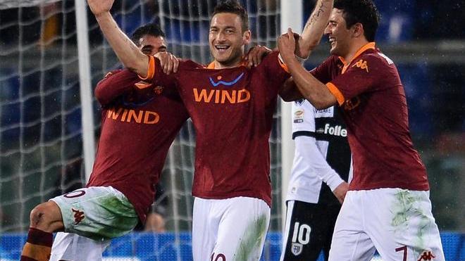 La Roma acciuffa i cugini e non molla