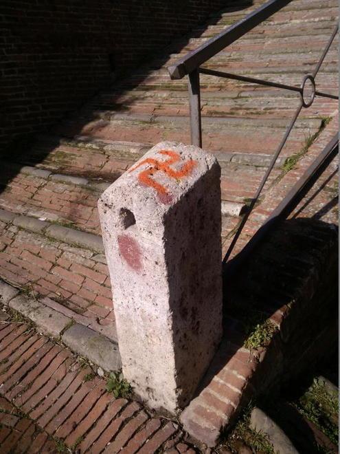 Rimosse le svastiche dalle mura del Cassero 