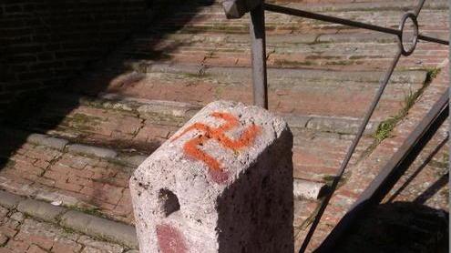 Rimosse le svastiche dalle mura del Cassero