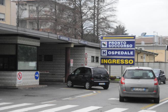 Grave operaio che cade da un balcone 