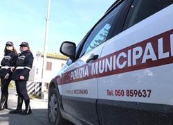 Lascia cucciolo in auto senza finestrini aperti: multato 