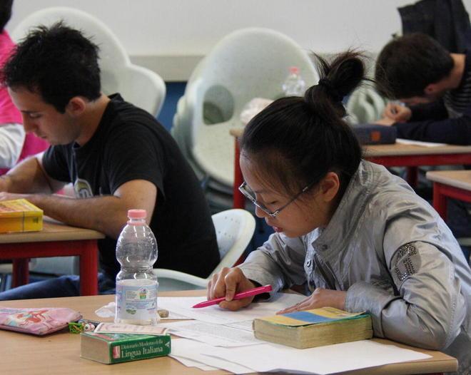 Scuole superiori, crescono del 4% le iscrizioni degli studenti stranieri 