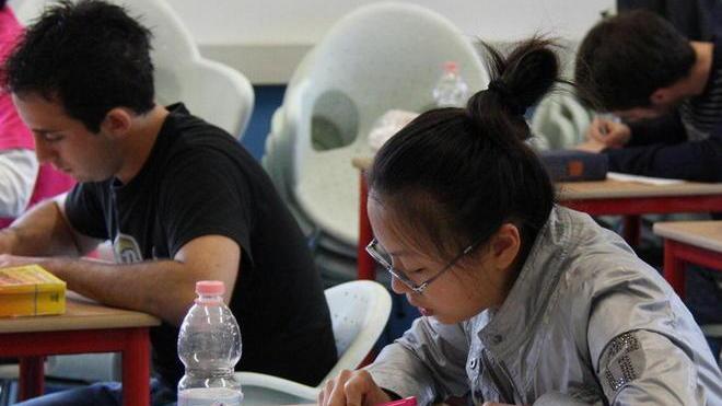 Scuole superiori, crescono del 4% le iscrizioni degli studenti stranieri