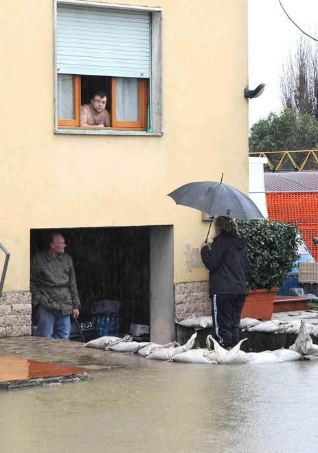 Via Vecchia Pratese diventa un torrente 