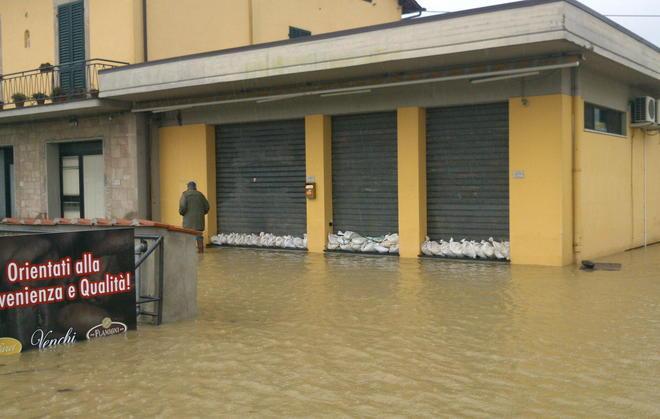 Esasperato si arma di forcone e buca la barriera gonfiabile 
