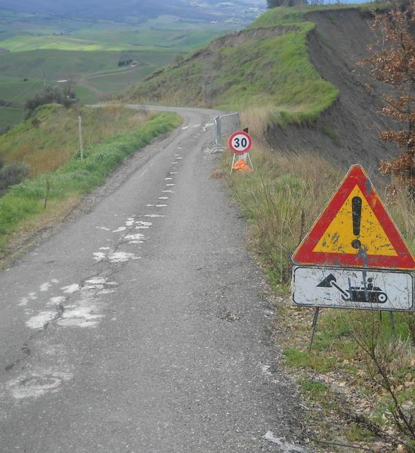 I volontari pattugliano e schedano gli smottamenti
