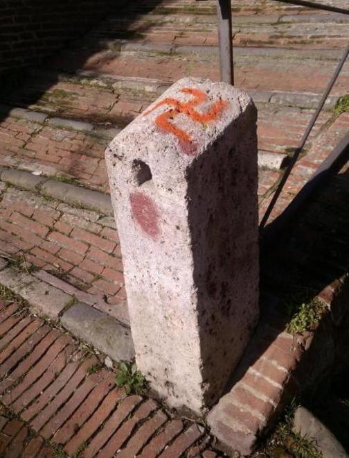 Rimosse le svastiche al Cassero 