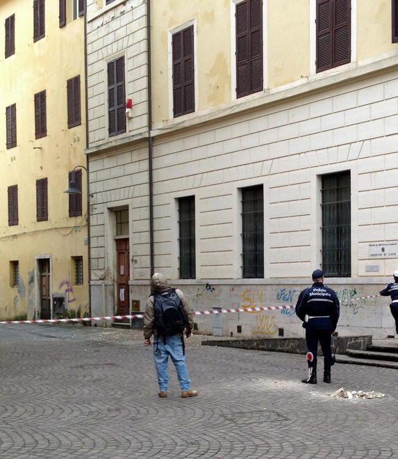 Cornicioni pericolanti per il vento forte