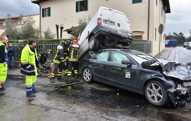 Furgone vola su un’auto: due feriti 