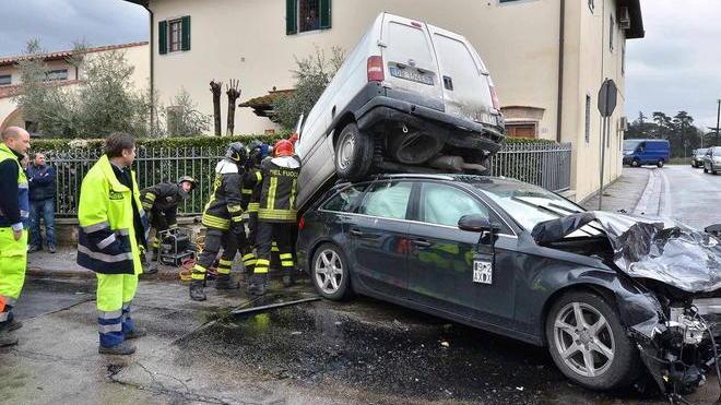 Furgone vola su un’auto: due feriti