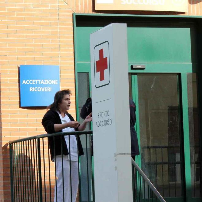 Aggredita in casa dal compagno: ferite e fratture 