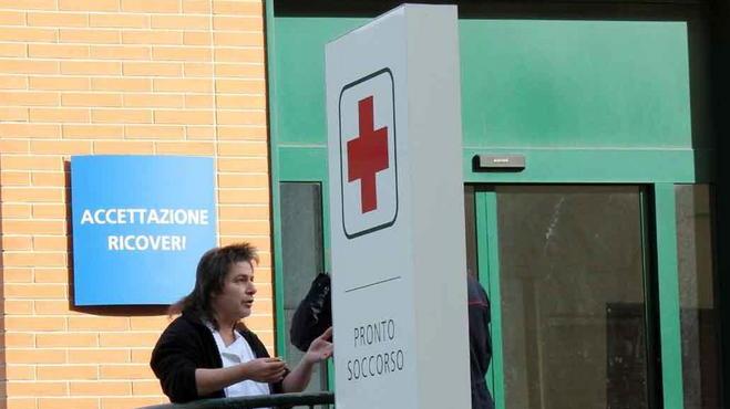 Aggredita in casa dal compagno: ferite e fratture