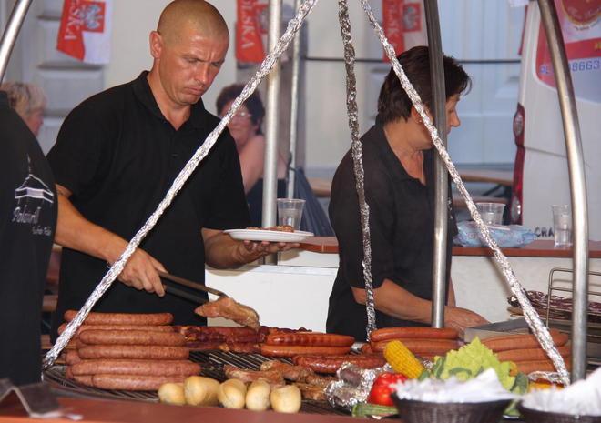 Arancini, panelle e cassata: i sapori di Sicilia sbarcano in piazza Duomo 