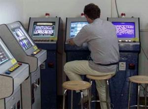 Abbandonano i figli in auto per giocare alle slot 