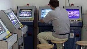 Abbandonano i figli in auto per giocare alle slot