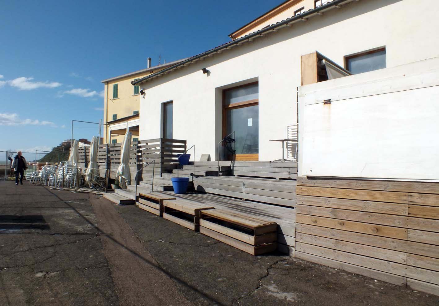La pedana del bar fa ritardare i lavori in piazza Bovio 
