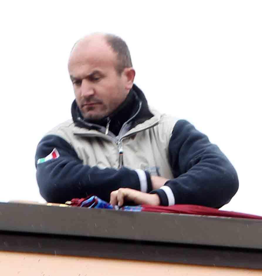 Artigiano minaccia di gettarsi dal tetto di una fabbrica. Sceso dopo un'ora di trattative 