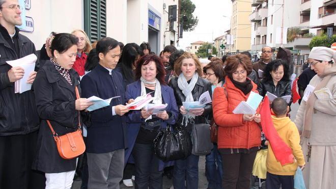 Via Crucis al Macrolotto e in via Pistoiese con il vescovo Agostinelli e la comunità cinese