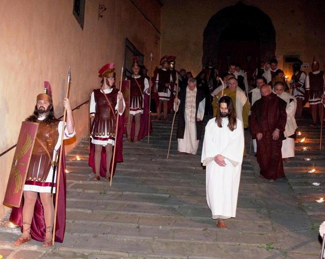 Via Crucis con i Fratres nel centro storico di Fucecchio 