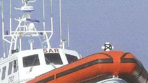 Scivola sul ponte, marinaio ferito