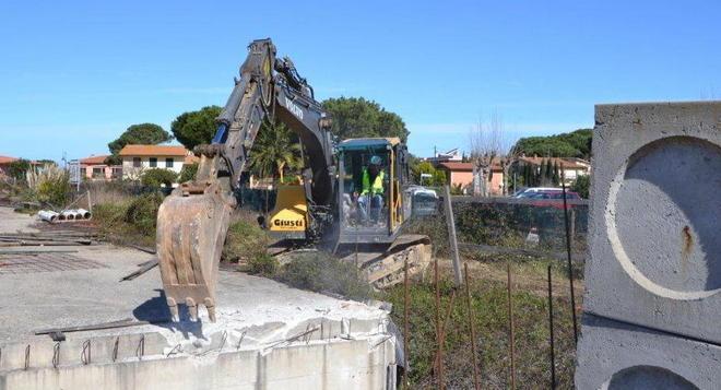 Dentro le ruspe, l’ecomostro va giù 