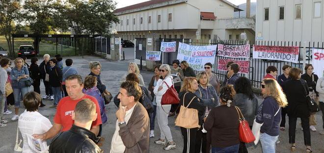 Vestaglie azzurre incrociano le braccia 