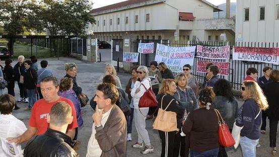 Vestaglie azzurre incrociano le braccia