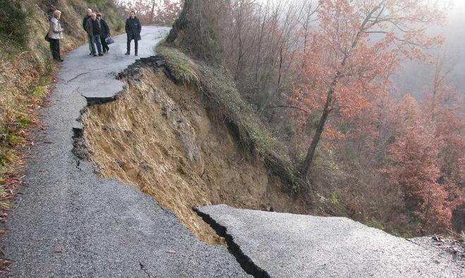 Frana la strada per Braia quindici persone isolate