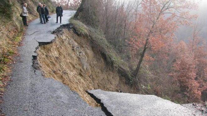 Frana la strada per Braia quindici persone isolate