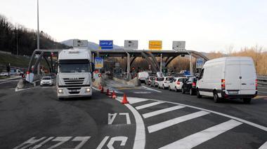 Camion perde blocchi di cemento: panico in autostrada