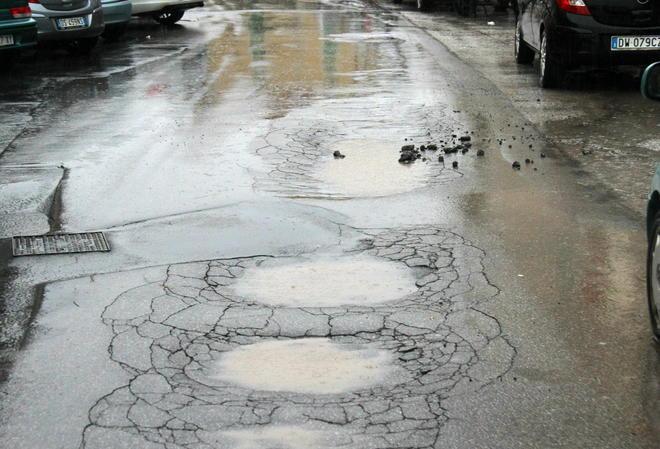 Via del Forte dei Cavalleggeri: asfalto ko per colpa dei bus 