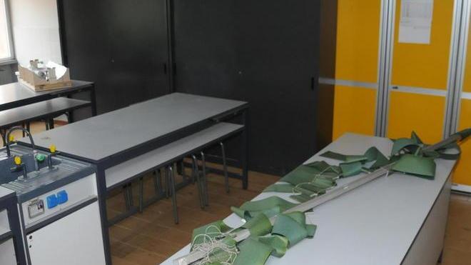 Scuola Custer, la Fondazione Crl ricompra i pc e regala un impianto di allarme