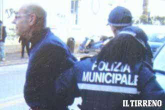 Barista arrestato dai vigili dopo una lite. "Mi hanno trattato come Riina" 