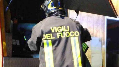 Famiglia evacuata per una frana