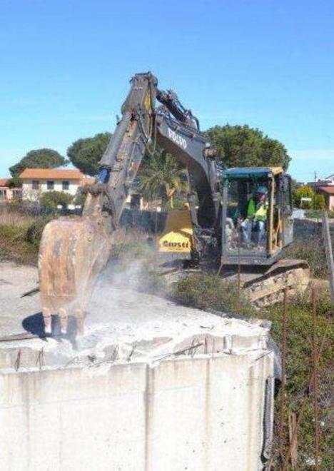 Il maltempo frena i lavori di demolizione dell’ecomostro