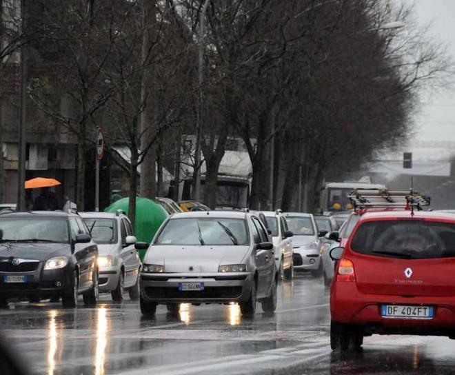 Via vai davanti alle scuole all’ora di uscita, manca un parcheggio