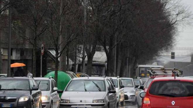 Via vai davanti alle scuole all’ora di uscita, manca un parcheggio