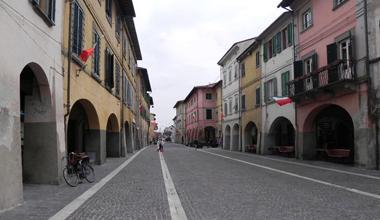 Cascina: luci spente in corso Matteotti, in piazza Caduti e sulla torre civica 