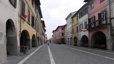 Cascina: luci spente in corso Matteotti, in piazza Caduti e sulla torre civica