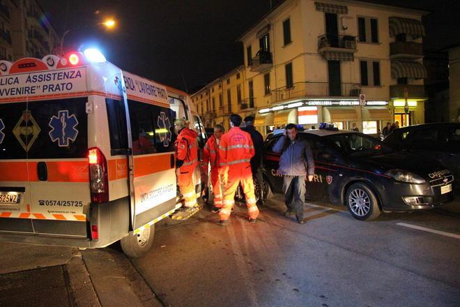 Minaccia di buttarsi dal quarto piano, ma lo convincono a desistere 