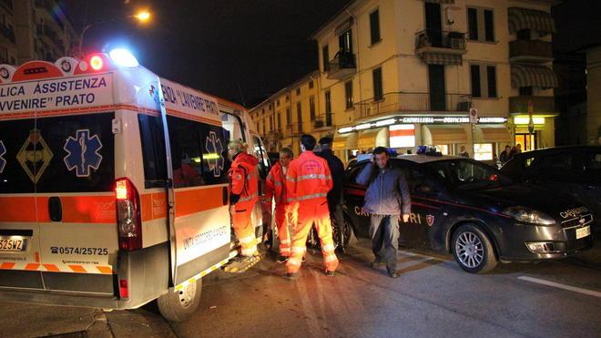 Minaccia di buttarsi dal quarto piano, ma lo convincono a desistere