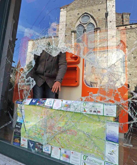 Furto da 2mila euro alla “Movida@Phone”