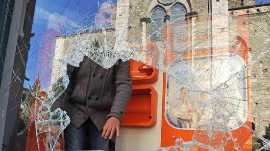 Furto da 2mila euro alla “Movida@Phone”